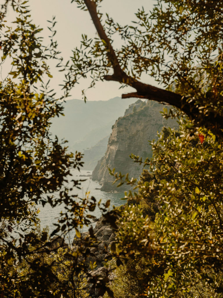 #airbnbmagazine #kayak #mediterranean #costaamalfitana #landscape #travel 