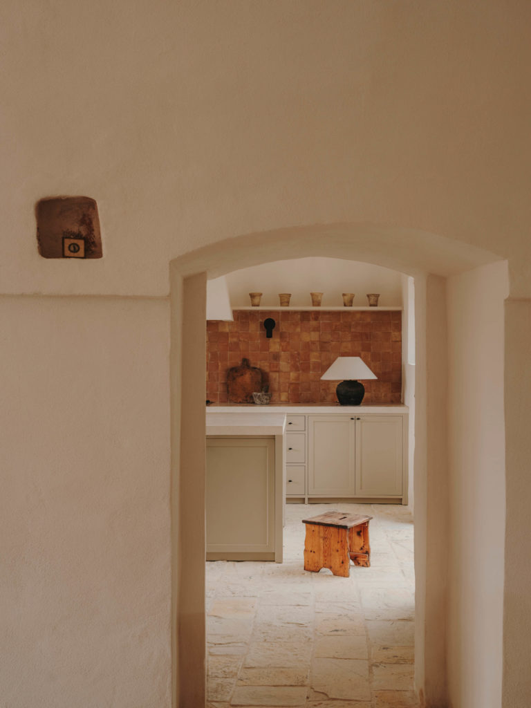 #italy #puglia #andrewtrotter #casolarescarani #interiors #kitchen 