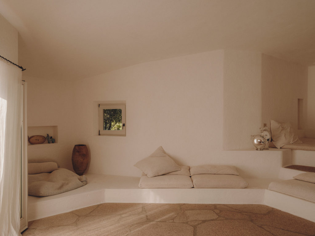 #albertoponis #costaparadiso #casaestela #sardinia #mediterranean #livingroom #openhousemagazine