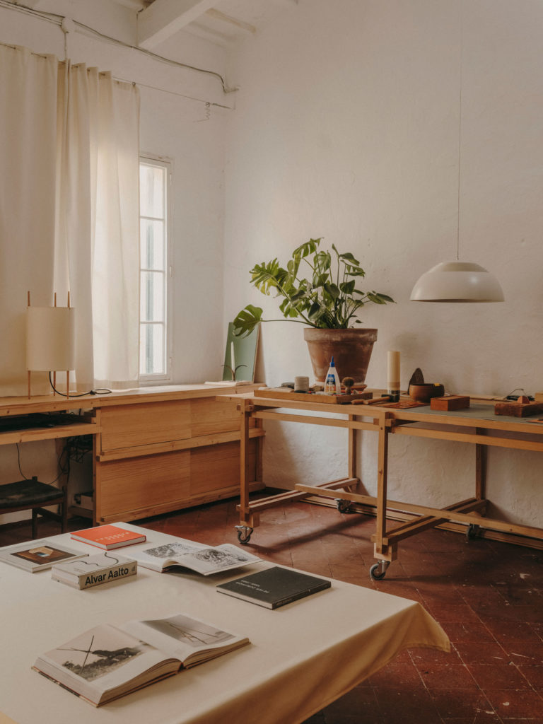 #ajuar #workshop #artist #lemoslehmann #menorca #ciutadella #dwell #mud #interiors #books