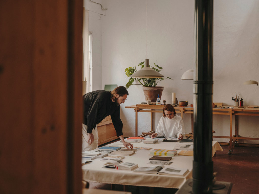 #ajuar #workshop #artist #lemoslehmann #menorca #ciutadella #dwell #mud #interiors #books #portraits