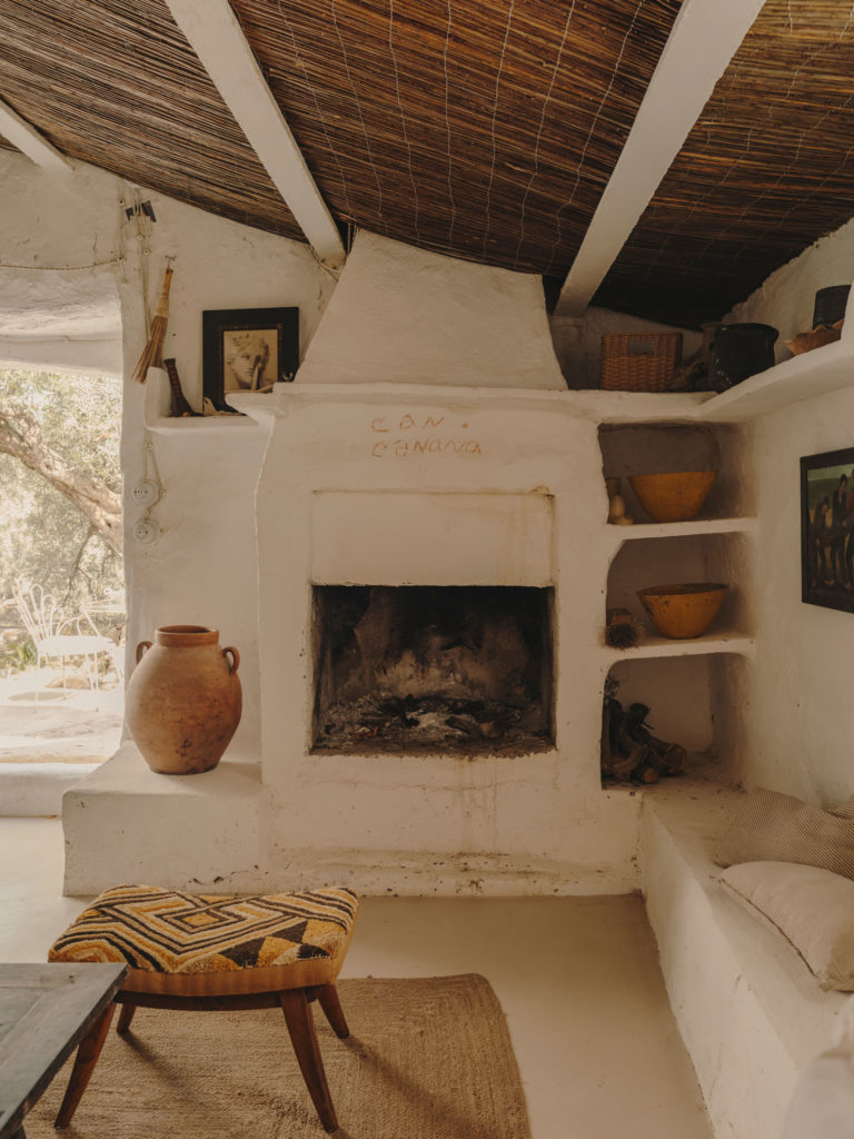 #cancanana #cobalto #tarragona #gabrielescamez #milkmagazine #mediterranean #fireplace #interiors #livingroom